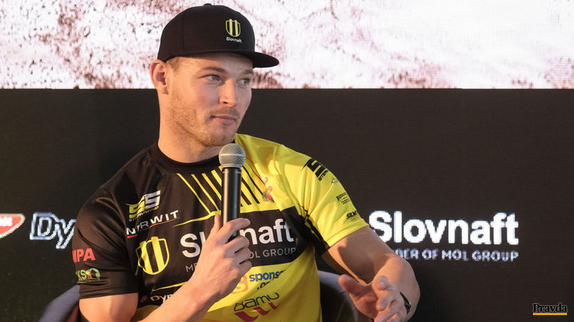 Štefan Svitko počas predstavenia motorky...