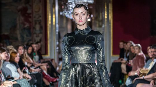 Modelka v kreácii z kolekcie spoločenskej a...