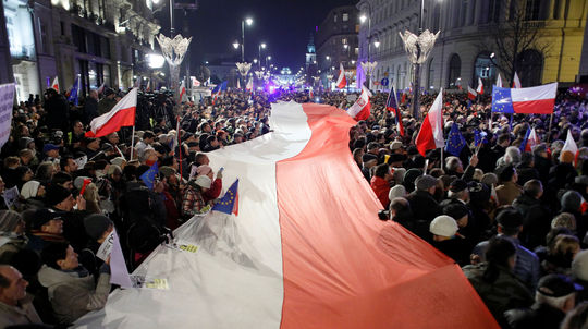 V Poľsku demonštrujú proti spornej reforme súdov