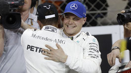 Double pre Mercedes. V Abú Zabí odštartujú z prvého radu Bottas a Hamilton