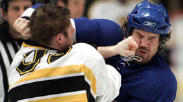 VIDEO: Odvážny Slovák vs. obávaný bitkár z NHL. V Liberci lietali päste