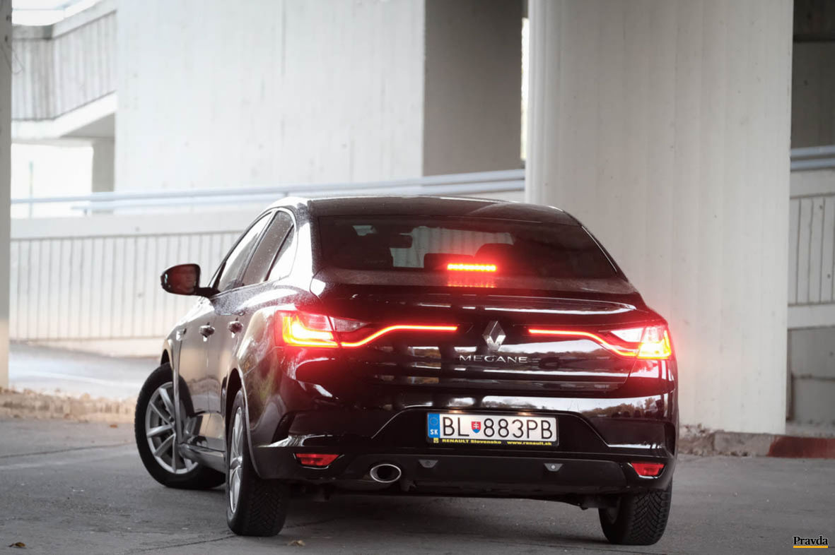 Mégane sedan sa na Talisman rozhodne podobá.