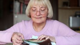 Seniori pozor! Podvodníci opäť pýtajú peniaze za falošné havárie