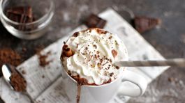 Na zimné posedenie si pripravte teplé kakao s rumom