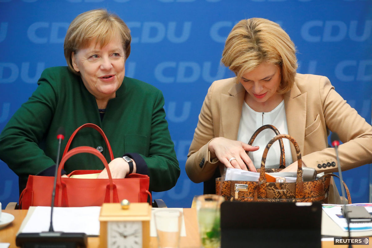 Nemecká kancelárka Angela Merkelová (vľavo) a...