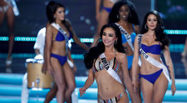 Účastníčky súťaže Miss Universe počas promenády v plavkách. 