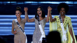 Zľava - Miss Juhoafrickej republiky Demi-Leigh Nel-Peters, Miss Kolumbie Laura Hernandez a Miss Jamajky Davina Bennett.