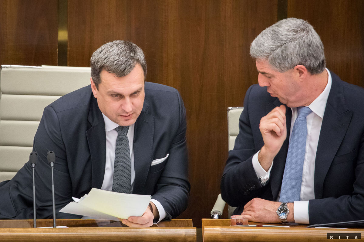 Podpredseda NR SR Béla Bugár (vpravo) a...