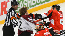 Skrat kapitána Colorada. Súpera krosčekoval do hlavy, dostal dištanc