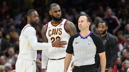 James vynadal rozhodcovi a zažil prvé vylúčenie, sériu Clevelandu to neohrozilo 