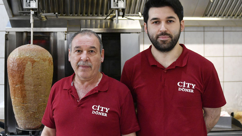 Majiteľ podniku Demir Abdullah a jeho syn Ahmet.