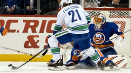 Halák opäť oporou Islanders, Gáborík sa v dueli proti Tatarovi tešil z výhry aj z bodu