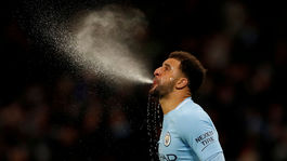 Walker najprv vyzval ľudí, aby sa izolovali, potom si zavolal prostitútky