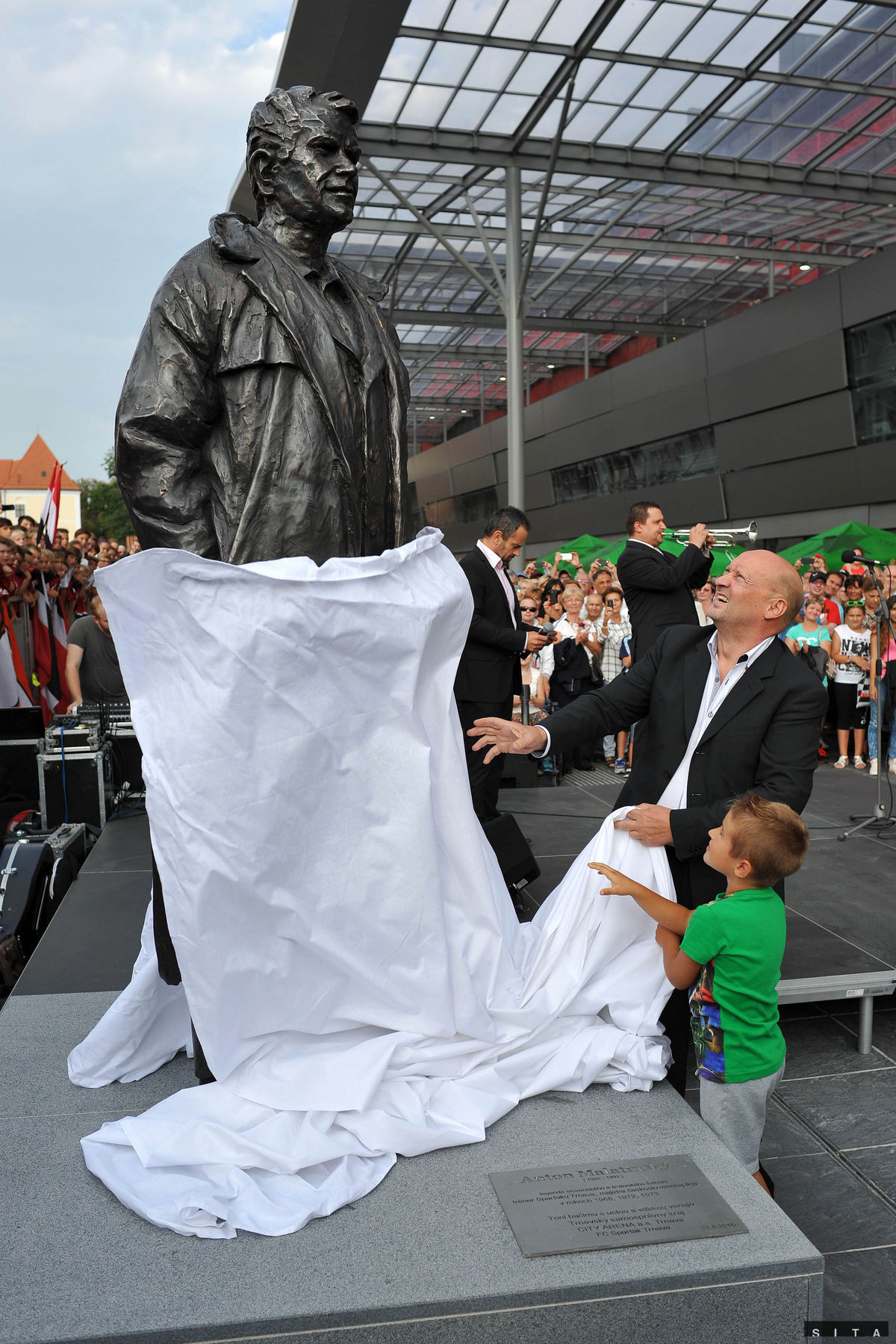 Vladimír Poór odhaľuje sochu trnavskej...
