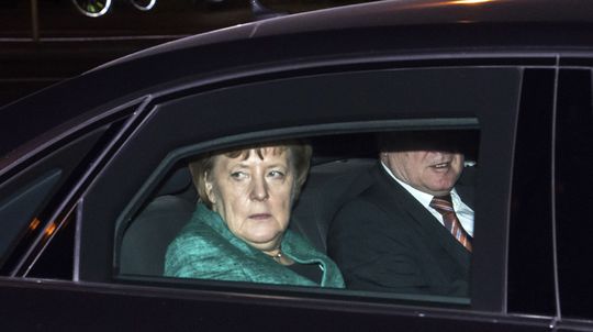 Nemecký prezident sa stretol s Merkelovou, Seehoferom a Schulzom