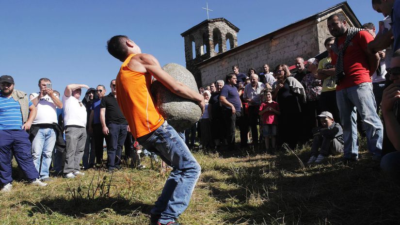 Muži medzi sebou súperia, kto je najsilnejší....
