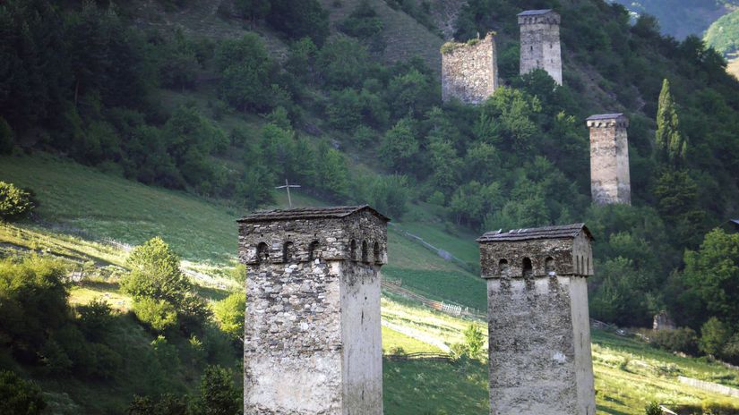 Mestia je plná veží – kamenné veže sú...