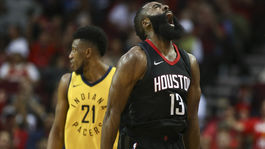 Houston kraľuje západu, šampióni sa trápili v derby