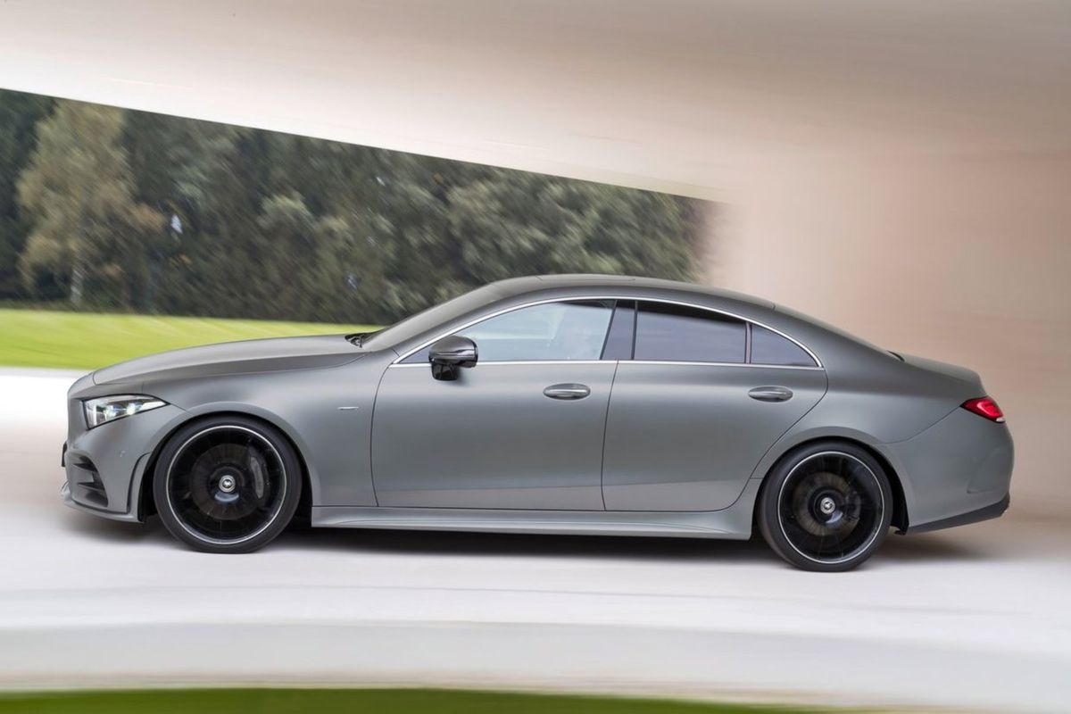 Z profilu umocňuje dojem kupé výrazne znížená...