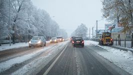 Pod Tatrami husto sneží, cestári upozorňujú na bielu tmu