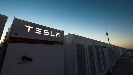 Tesla pripojila k sieti v Austrálii najväčšiu batériu na svete