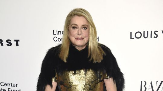 Catherine Deneuve počas galavečera  značky...