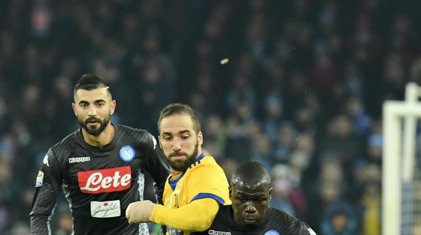 Obranca Neapola Kalidou Koulibaly v súboji o...