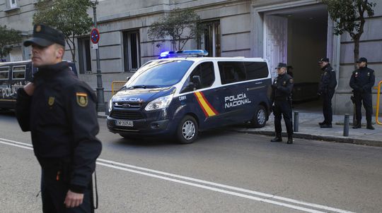 Nový sudca rozhodne o väzbe katalánskych exministrov v pondelok