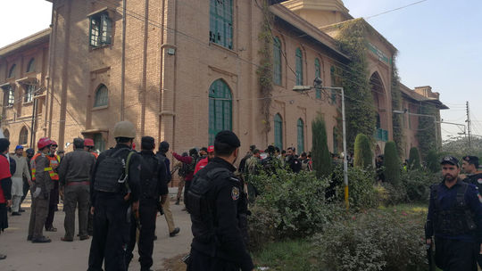 Pri útoku Talibanu na pakistanskú univerzitu deväť mŕtvych