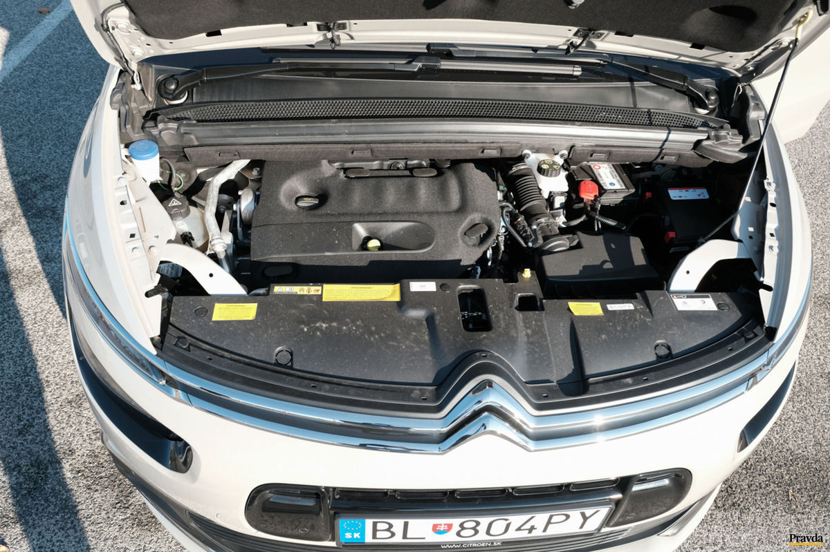 Dvojlitrový motor dodáva vozidlu potrebnú silu...