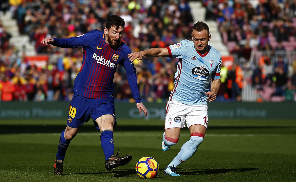 Stanislav Lobotka a hviezdny Lionel Messi.