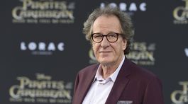Geoffrey Rush sa nevhodne dotýkal svojej kolegyne, tvrdí právnik