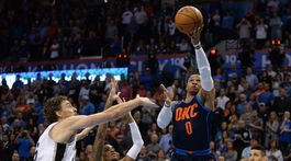 Golden State aj Houston hladko triumfovali, triple-double Westbrooka