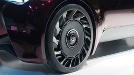 Toyota vyvíja pneumatiky bez vzduchu. Ako na kosačke