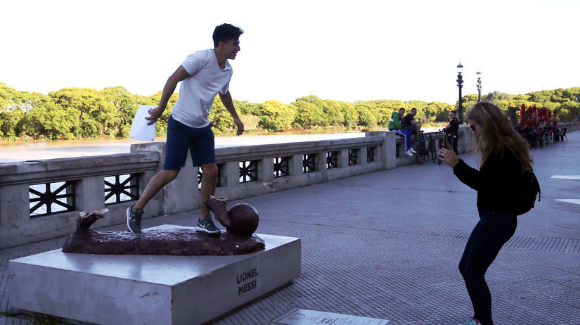 Fanúšikovia sa fotia pri zničenej soche Lionela...