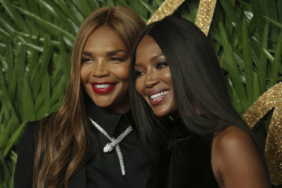 Naomi Campbell pózuje po boku jej mamy, Valerie...
