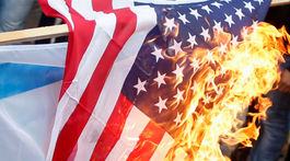 V Gaze to vrie. V meste pre Jeruzalem pália americké vlajky