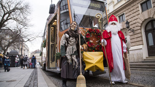 V uliciach Bratislavy jazdí Vianočná električka