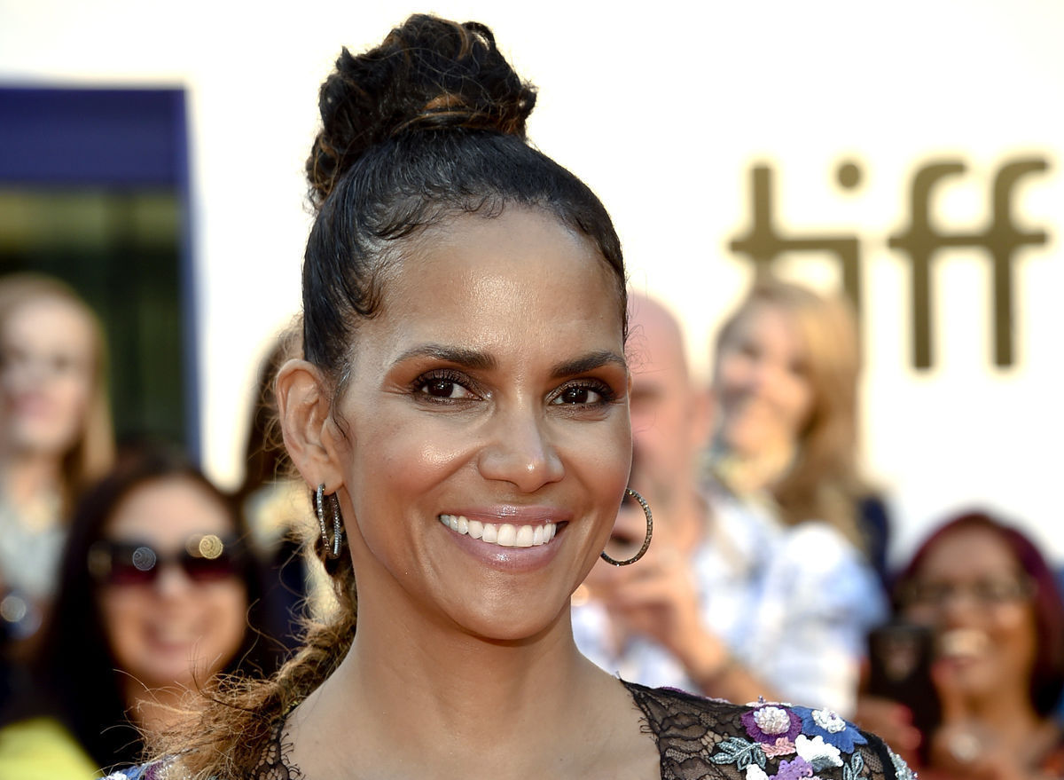 Aj Halle Berry je už päťdesiatnička.
