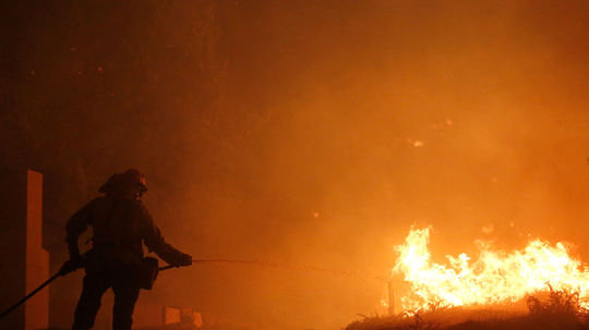 Hasiči bojujú s požiarmi v Kalifornii.
