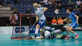 Slovenské florbalistky dve tretiny vzdorovali favoritovi. V tretej im došiel dych