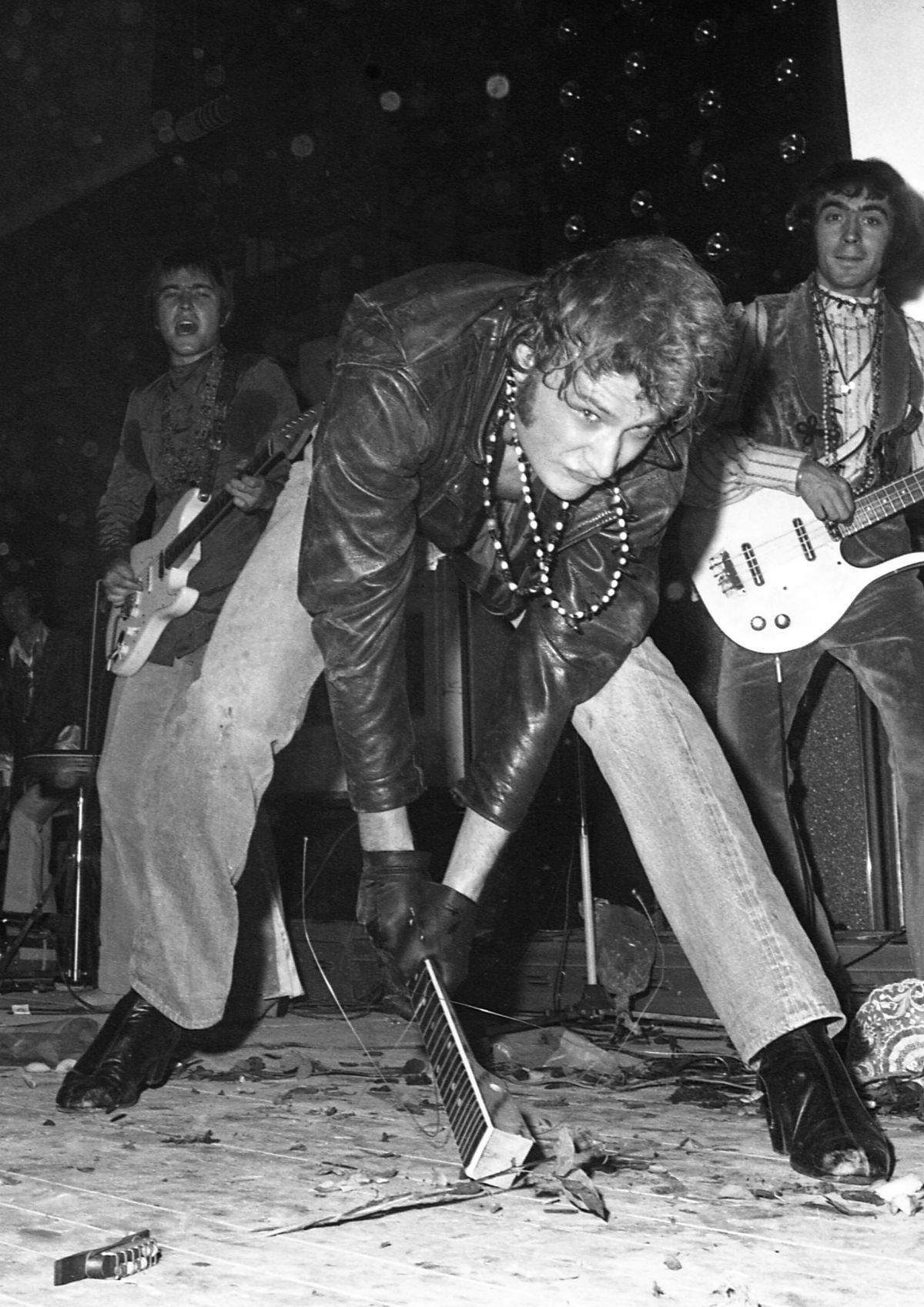 Johnny Hallyday rozbíja gitaru na koncerte v...