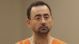 Prísny americký súd. Za obťažovanie gymnastiek dostal doktor 60 rokov basy