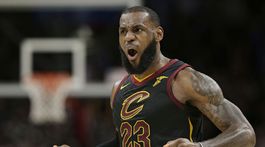 James si sedemkrát vymenil tenisky a potiahol Cleveland k vyrovnaniu rekordu