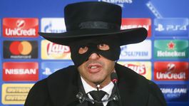 Sľuby sa majú plniť. Tréner Šachtaru sa po postupe prezliekol za Zorra