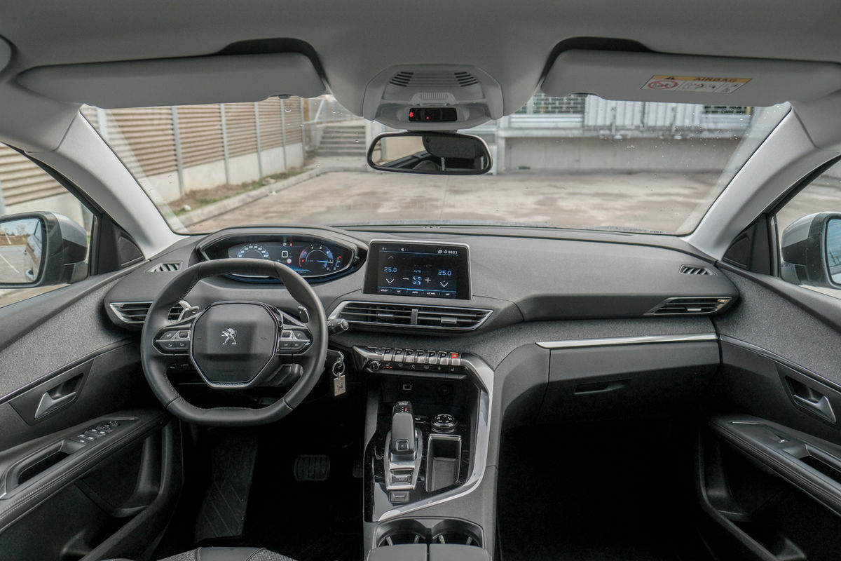 Nový i-Cockpit kombinuje malý volant s...
