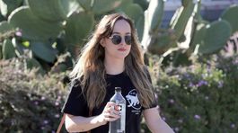 Aha, celkom obyčajné dievča! Pozrite sa lepšie, je to Dakota Johnson 