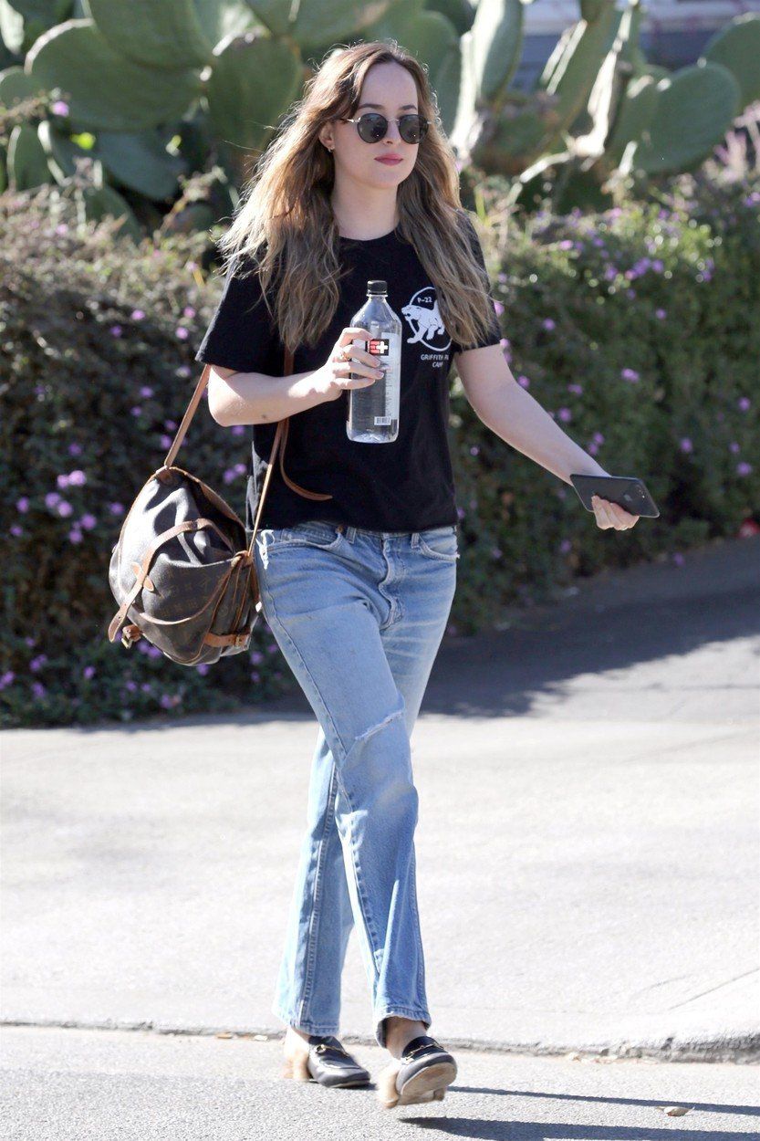 Dakota Johnson na prechádzk eulicami Los Angeles.