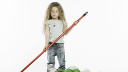 Učiť dieťa upratovať si svoju izbu môže byť zábavné