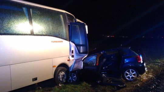 V okrese Trenčín pri zrážke autobusu a auta zahynula žena